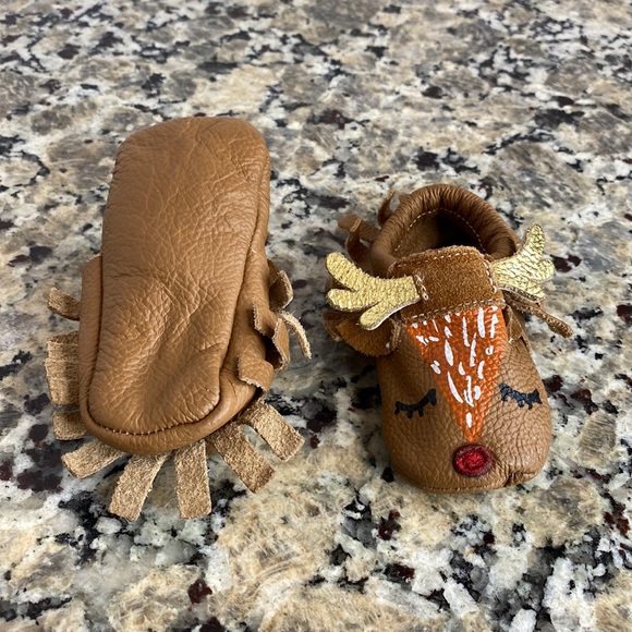 CJ by Crystal Jimmy Reindeer/Rudolph Hand Painted Holiday Moccasins 6-9 months - Picture 8 of 8